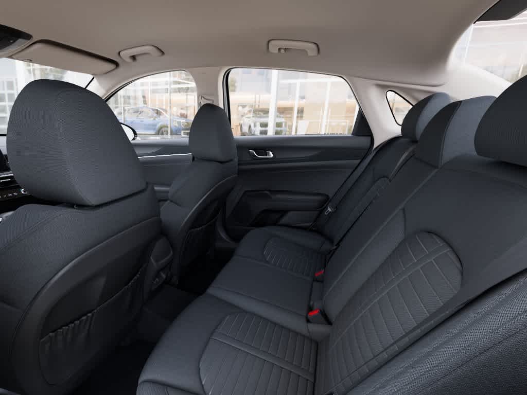 New 2026 SWP/SNOW WHITE Kia LXS image 18