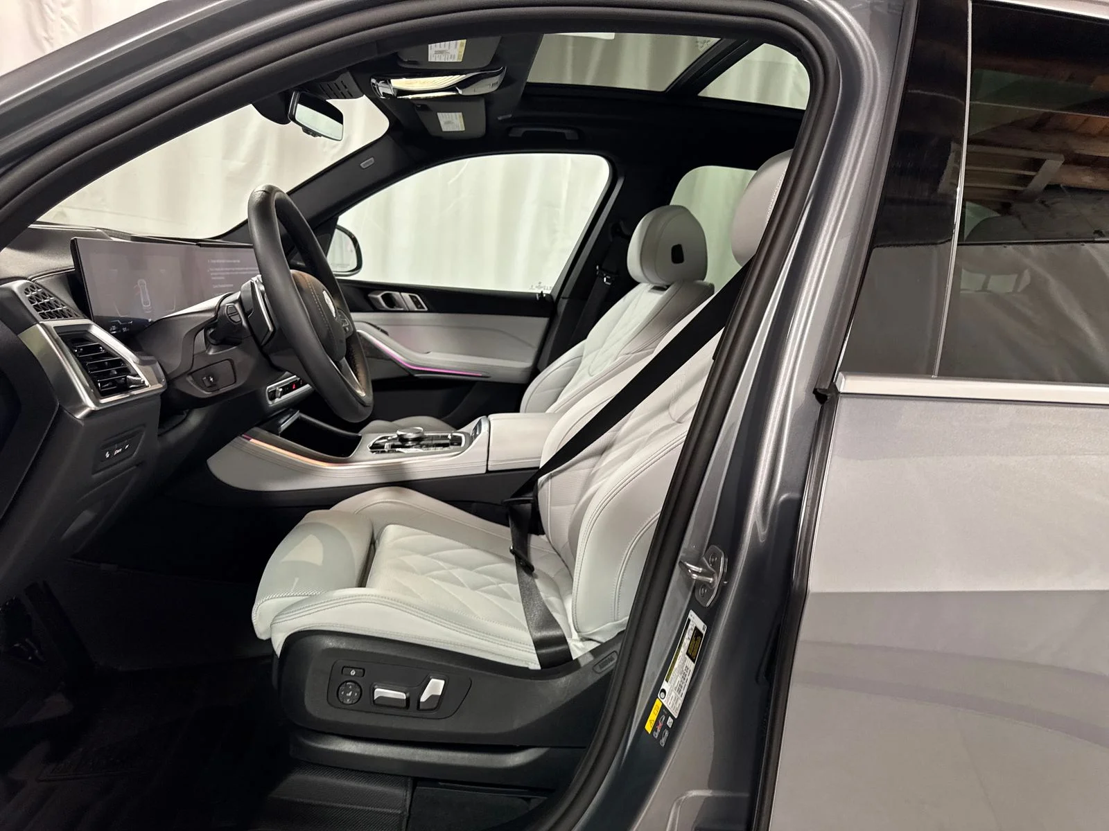 Used 2025 Gray Metallic BMW xDrive50e image 3