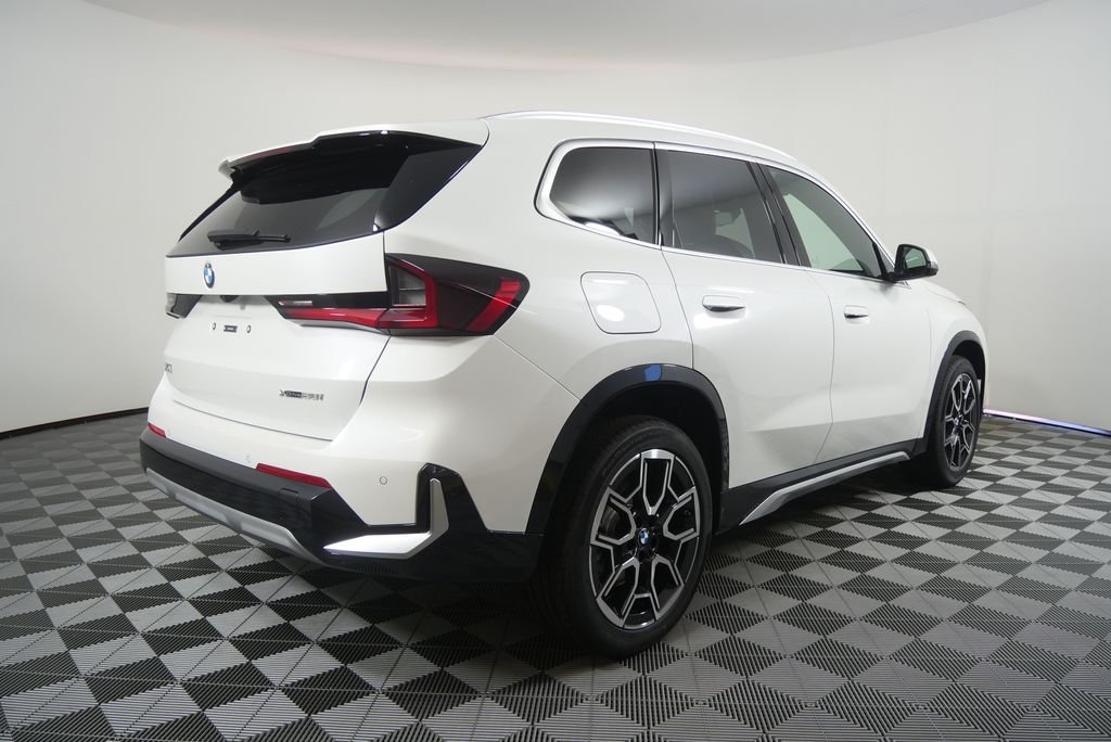 New 2026 Mineral White Metallic BMW xDrive28i image 3