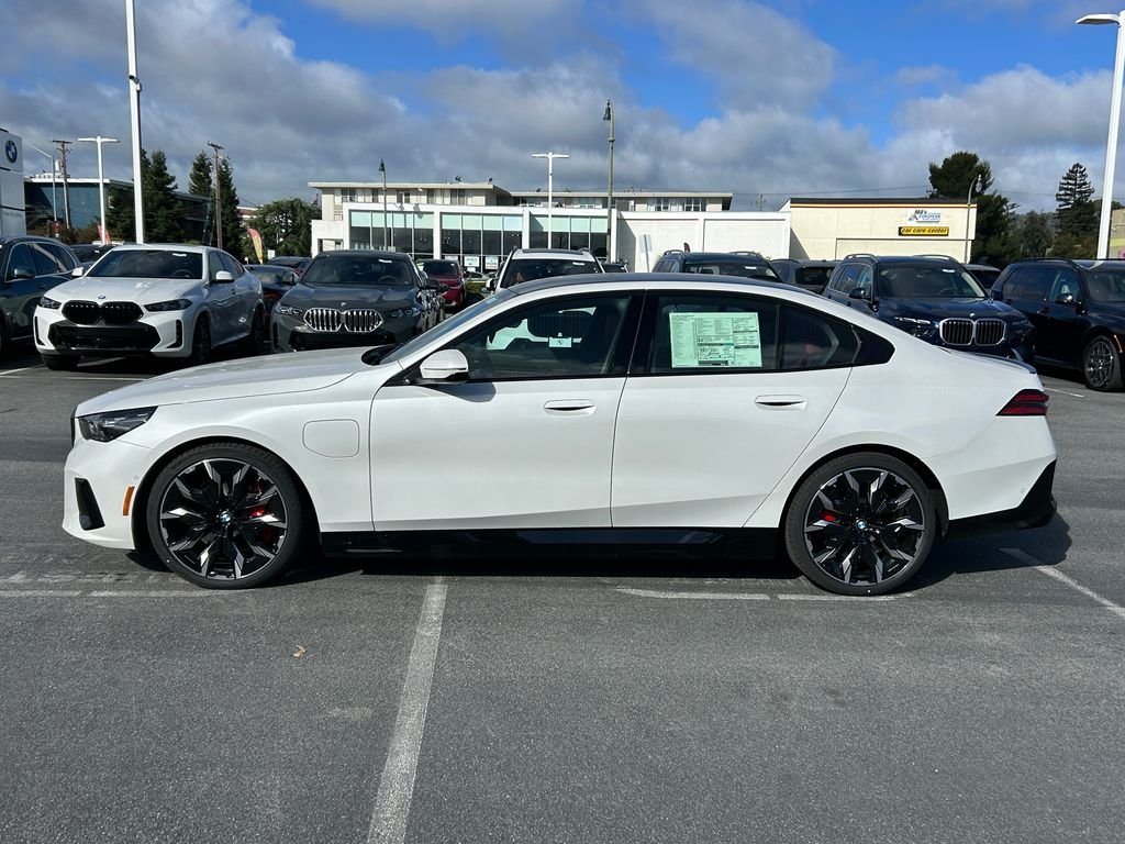 New 2027 Mineral White Metallic BMW 550e xDrive image 2