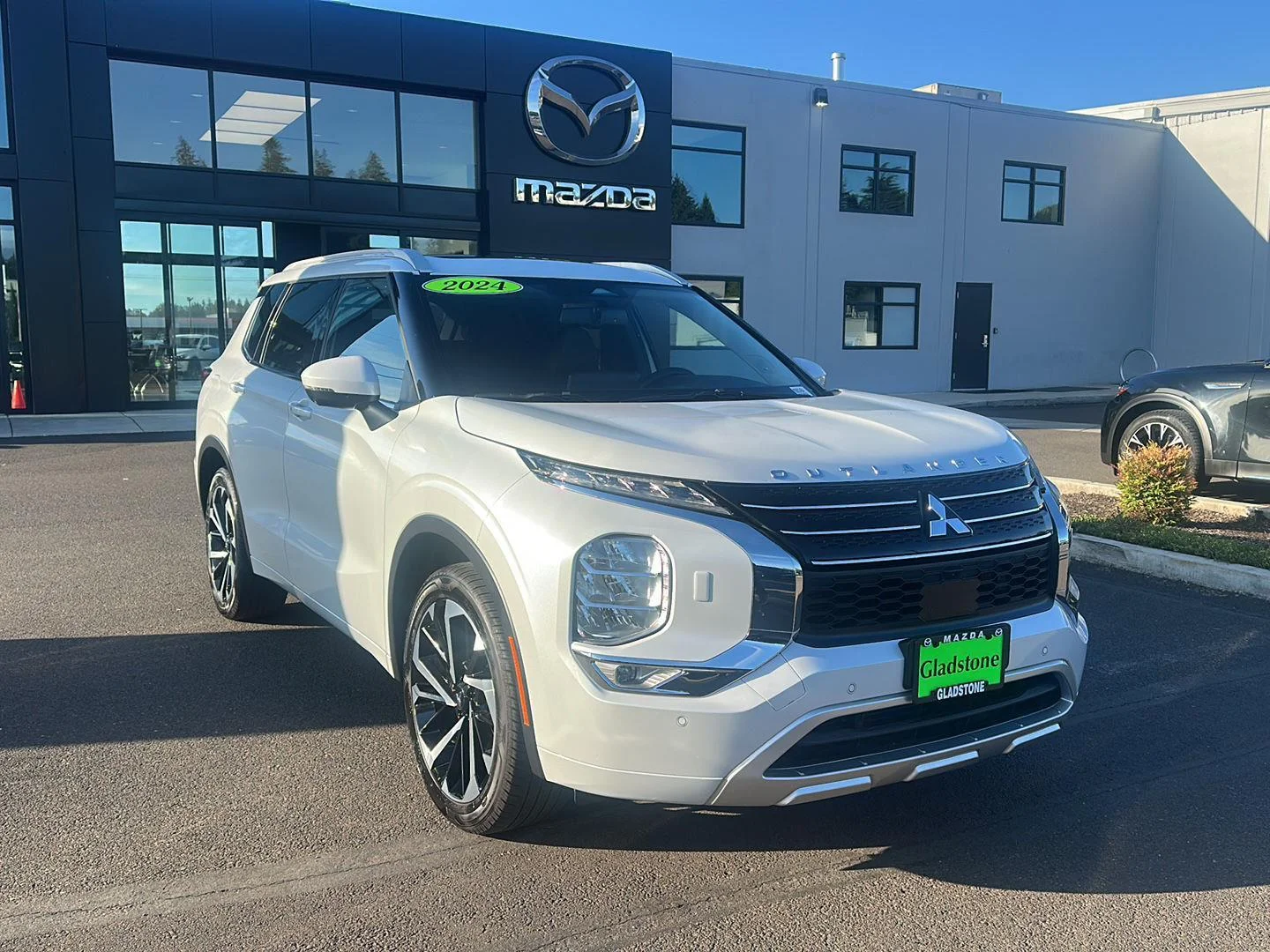 Used 2024 White Diamond Mitsubishi SEL image 11