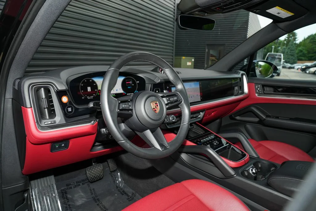 Certified Used 2025  Porsche Base image 4