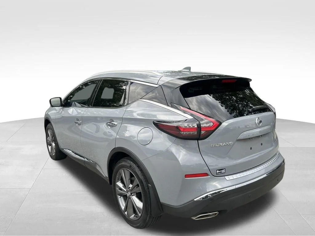 Used 2021 Gray Nissan Platinum image 3