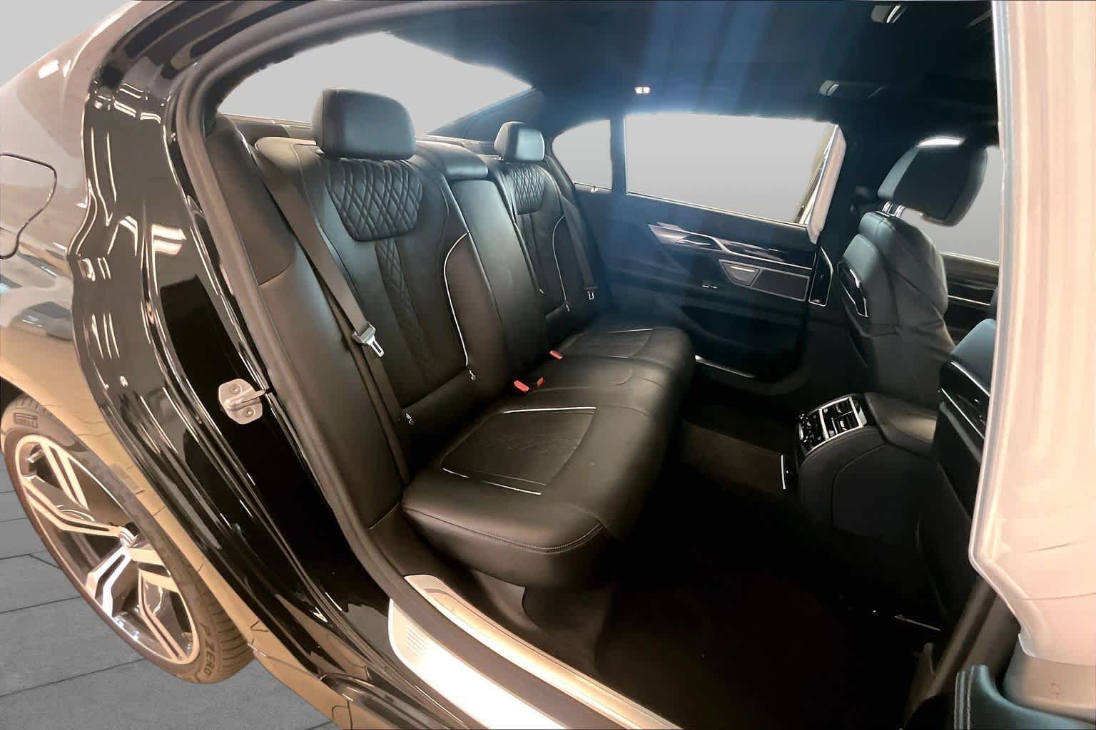 Used 2019 Black Sapphire Metallic BMW 750i image 17