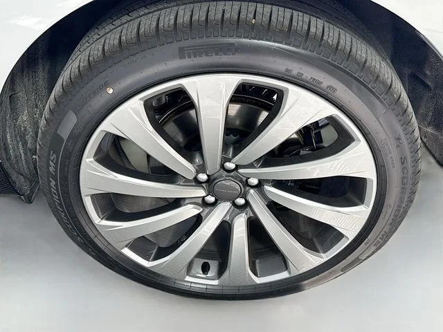New 2026 Ostuni Pearl Wht Prem Met Land Rover SV image 33