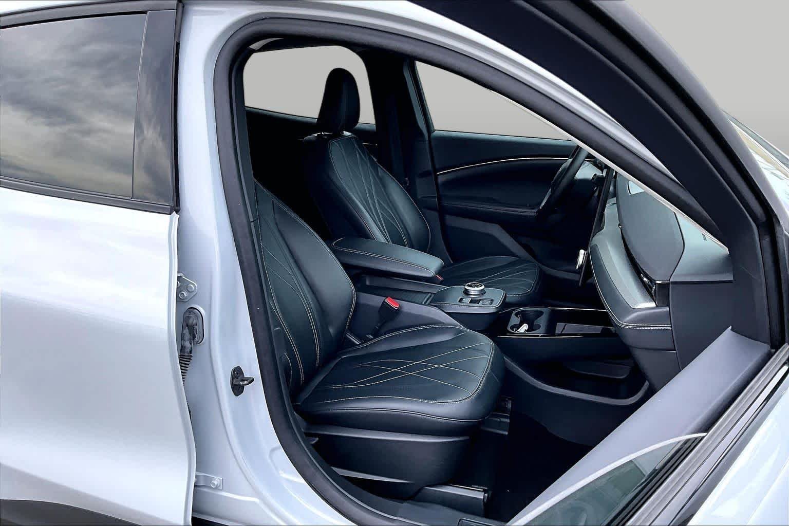 Used 2023 Space White Metallic Ford Select image 8