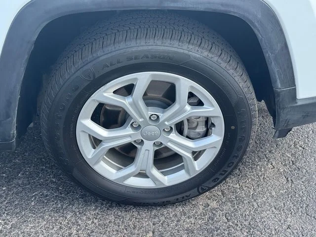 Certified Used 2024 White Jeep Latitude image 9