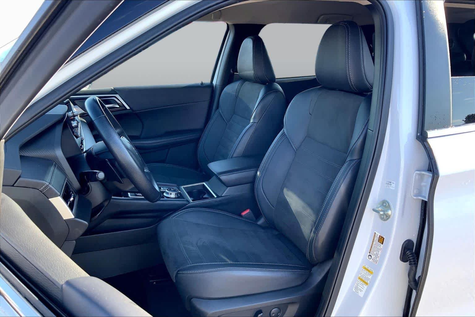 Pre-Owned 2024 Mitsubishi Outlander SE