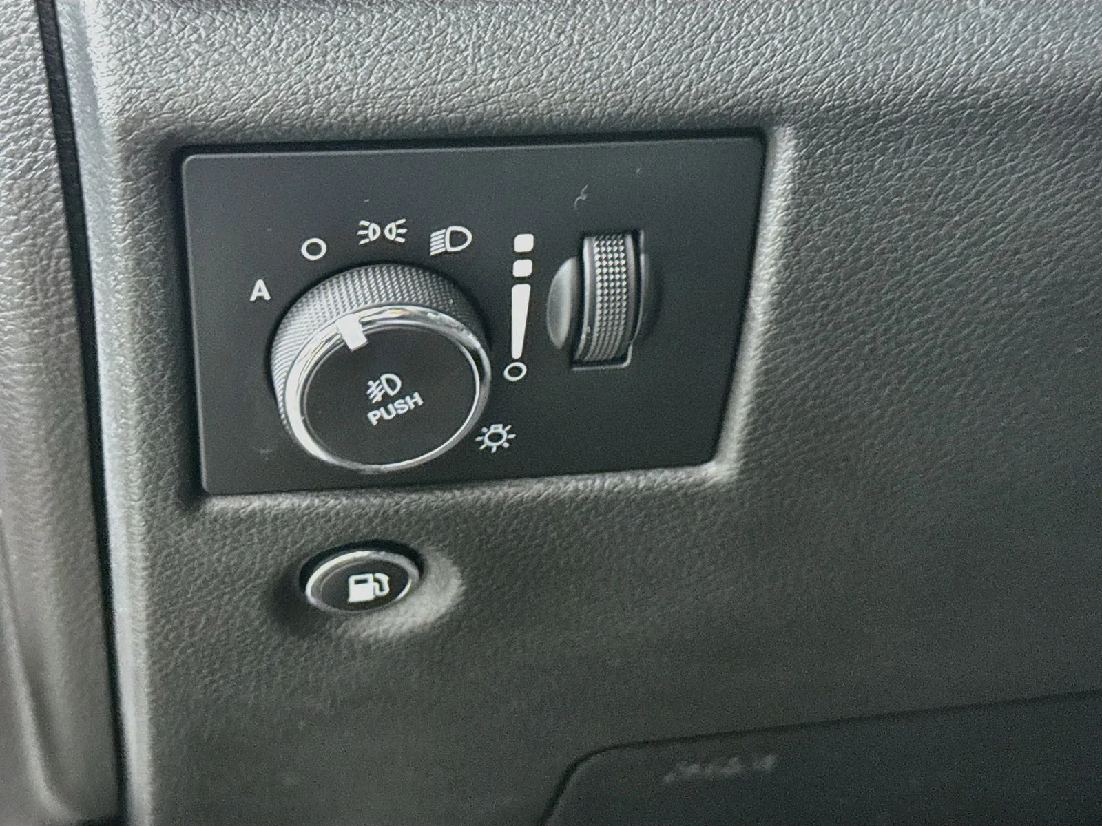 Used 2018 Gray Jeep Altitude image 10