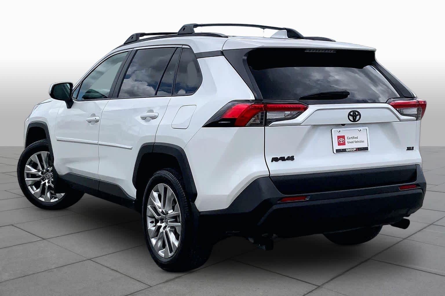 Used 2025 Wind Chill Pearl Toyota XLE Premium image 12