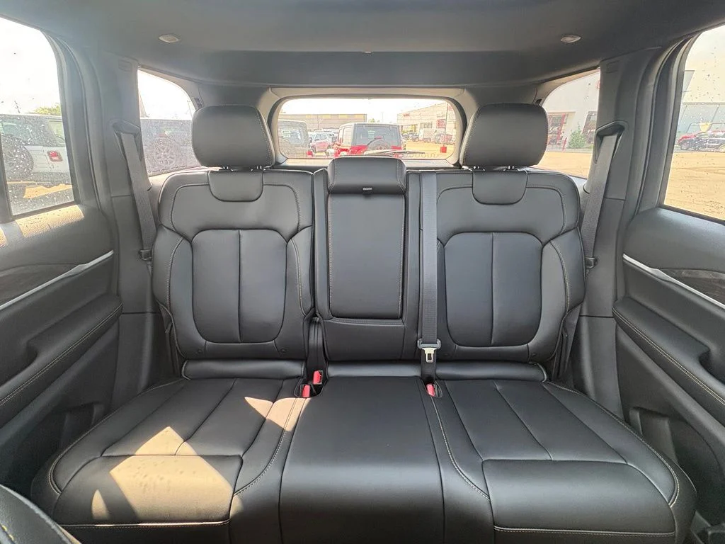 New 2026 Diamond Black Crystal Pearl-Coat Exterior Paint Jeep  image 29
