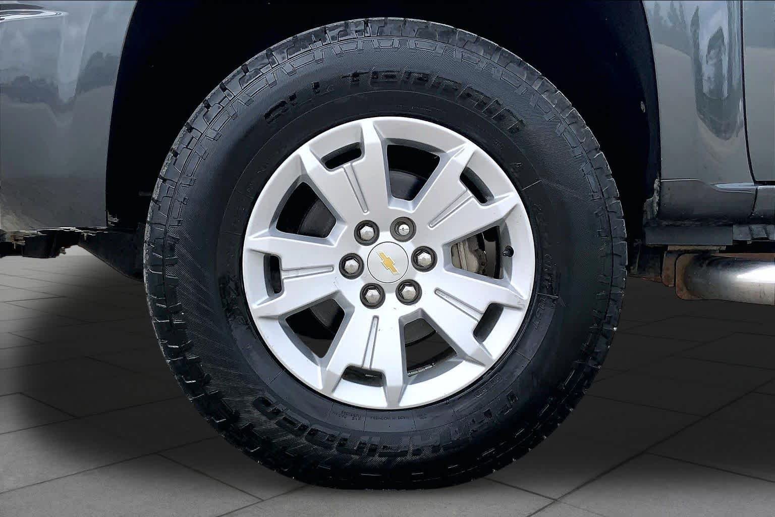 Used 2016 Cyber Gray Metallic Chevrolet 4WD LT image 11