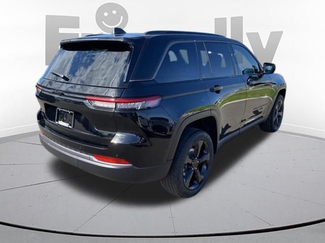 New 2026 Diamond Black Crystal Pearlcoat Jeep Limited image 5