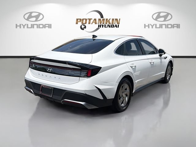 Used 2025 White Hyundai SE image 5
