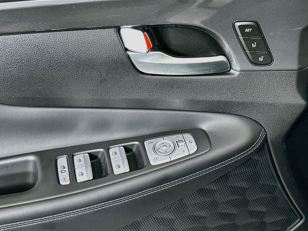 Used 2023 Silver Hyundai Calligraphy image 18