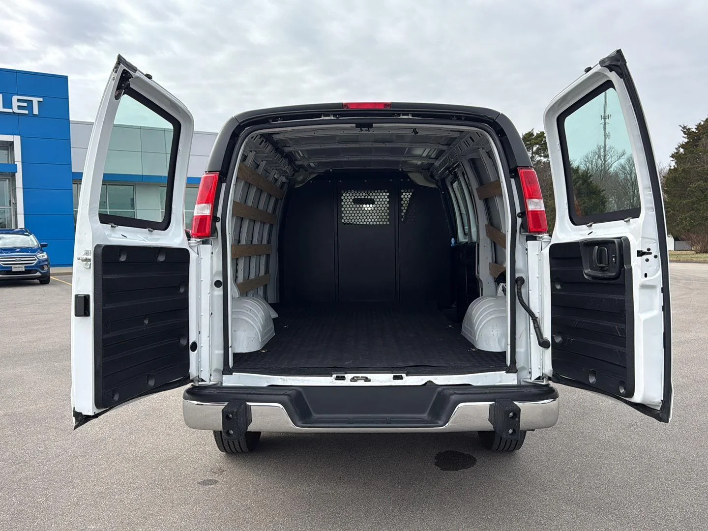 2024 GMC Savana Cargo Work Van - Photo 8