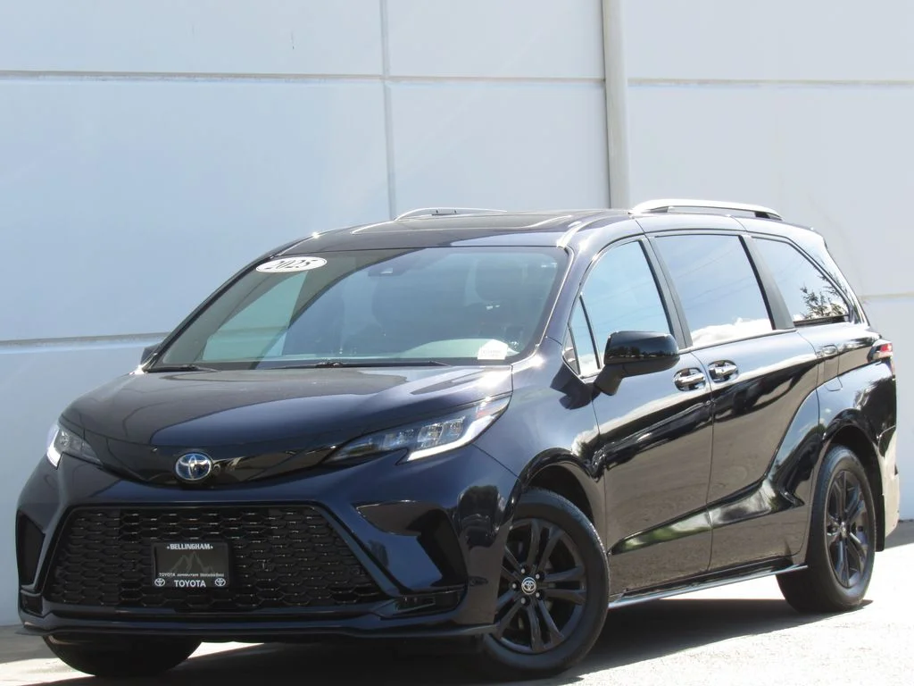2025 Toyota Sienna LE AWD 8-Passenger's photo