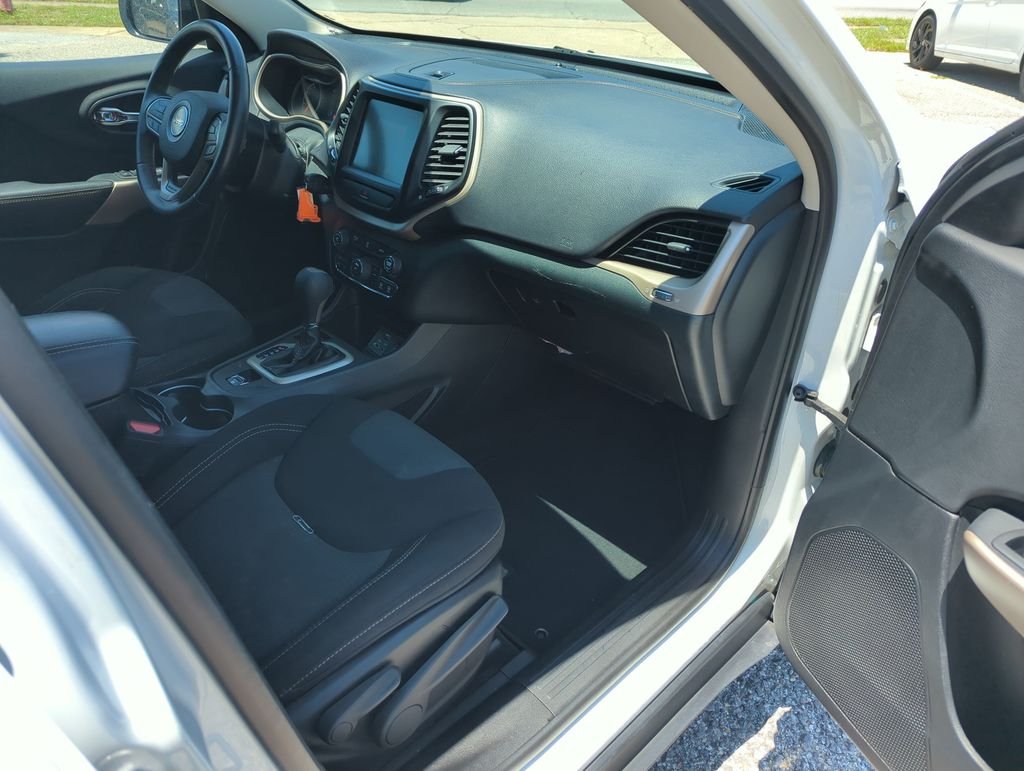 Used 2017 White Jeep Latitude image 34