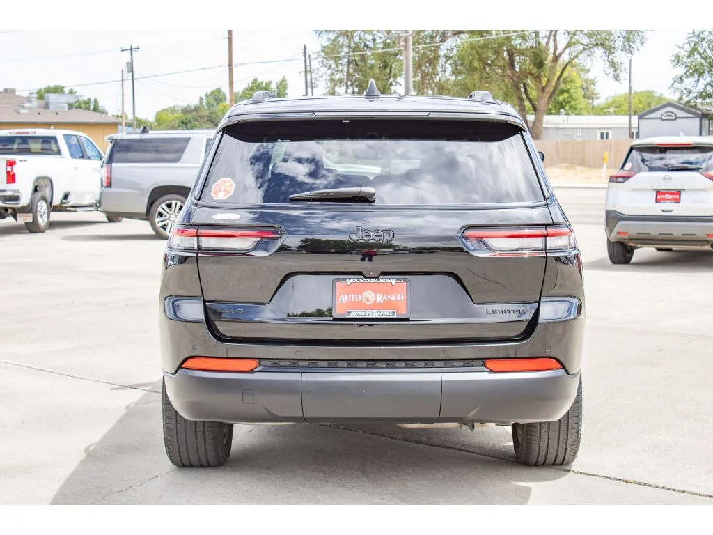 Used 2024 Diamond Black Crystal Pearlcoat Jeep Limited image 7