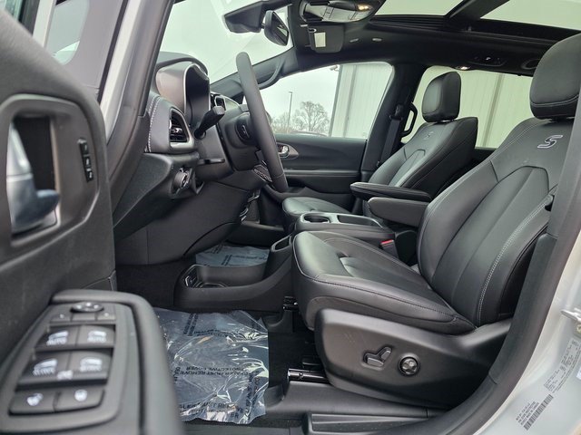 New 2026 Silver Mist Clearcoat Chrysler Select image 22