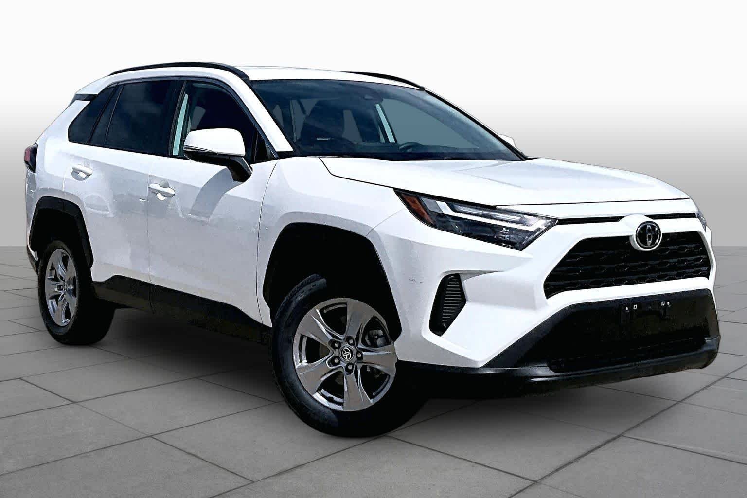 Used 2025 Ice Cap Toyota XLE image 3