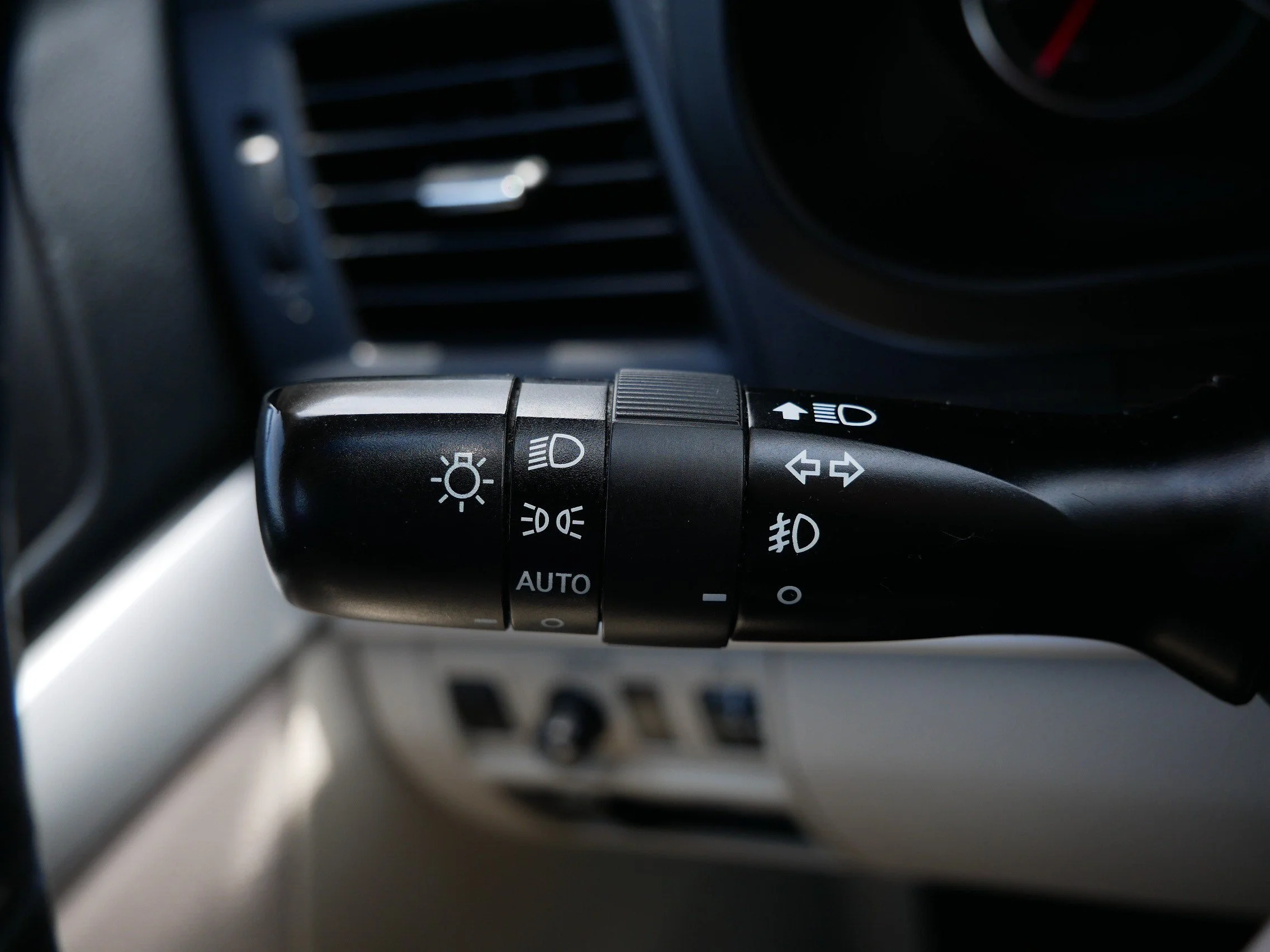 Used 2013 Satin White Pearl Subaru 2.5i Premium image 31