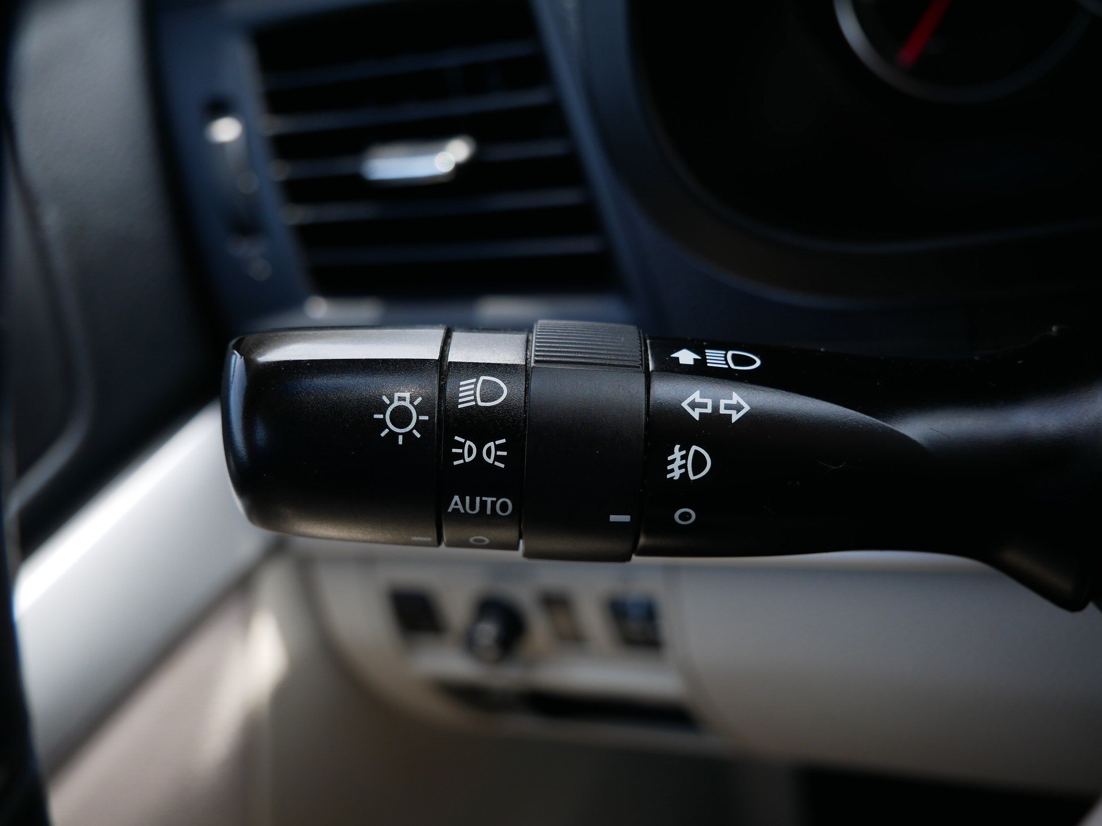 Used 2013 Satin White Pearl Subaru 2.5i Premium image 31