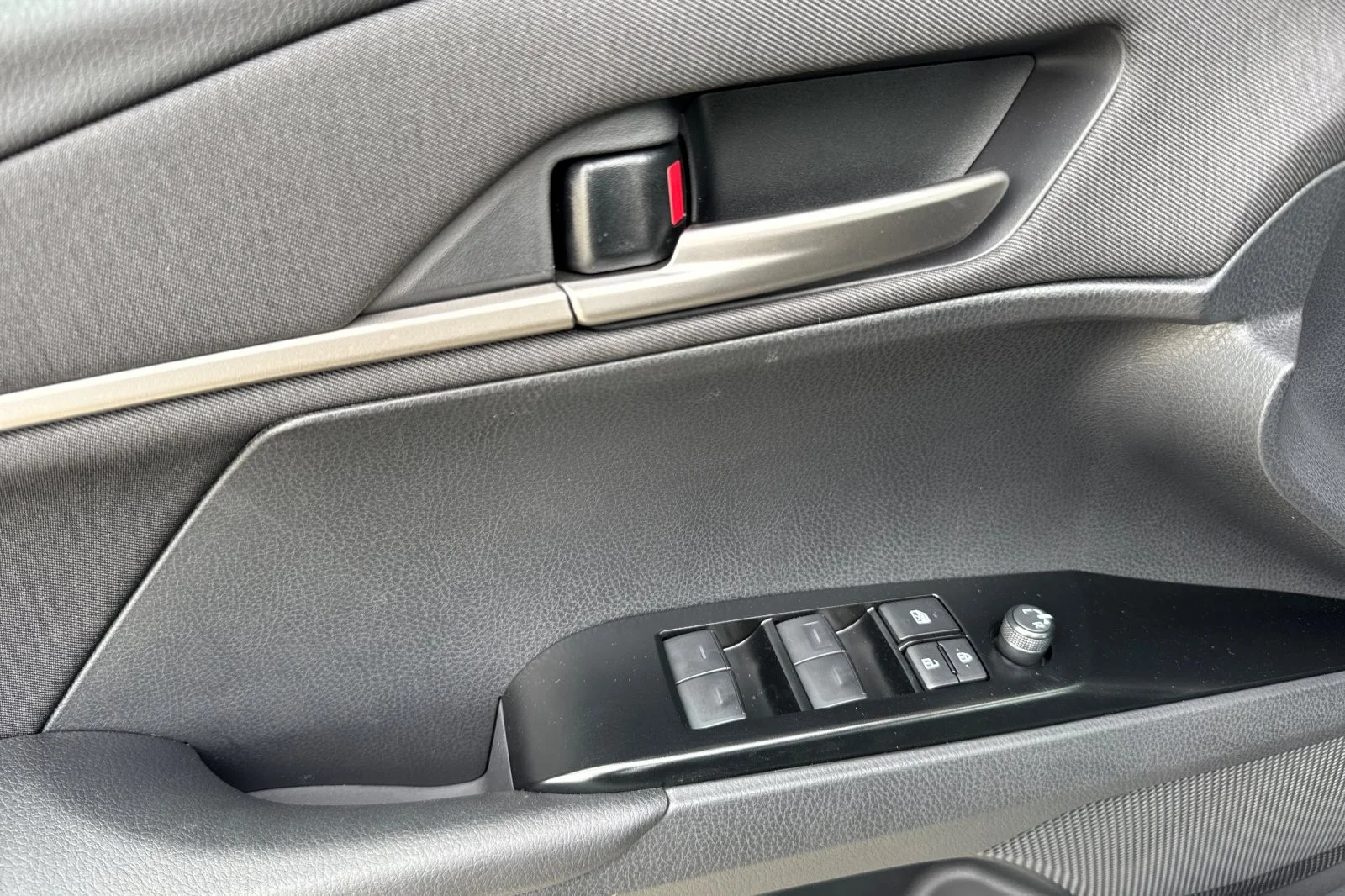 2026 Toyota Camry LE - Photo 10