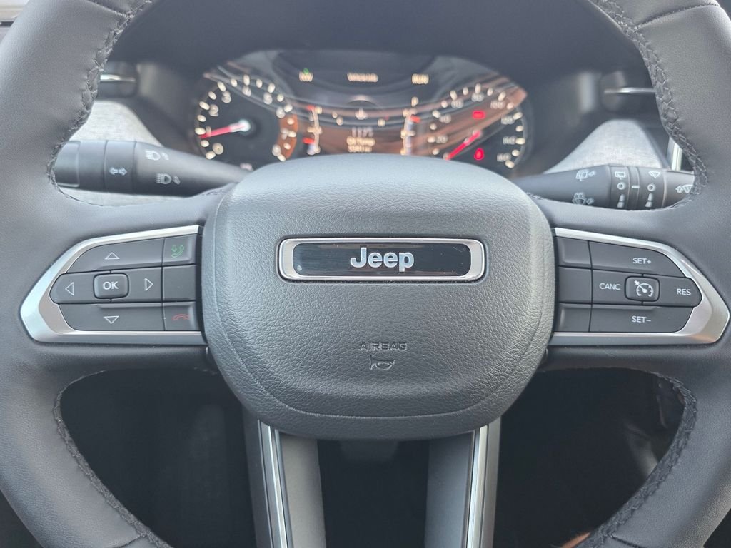 New 2026 Diamond Black Crystal Pearl-Coat Exterior Paint Jeep Latitude image 20