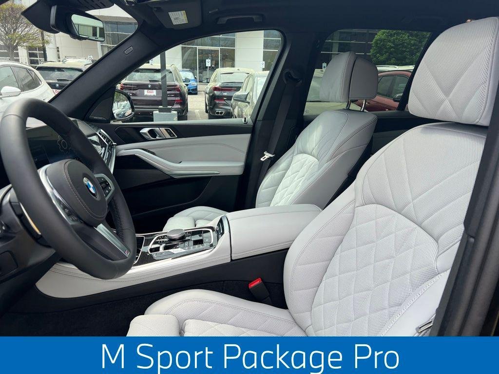 New 2026 Carbon Black Metallic BMW xDrive40i image 3