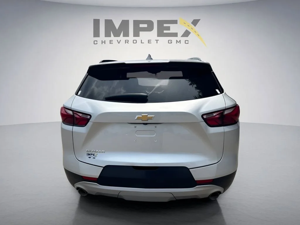 Used 2022 Silver Ice Metallic Chevrolet 2LT image 4