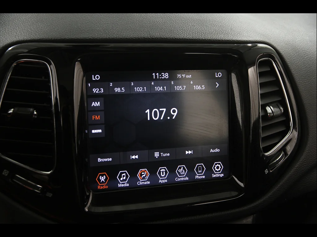 Used 2020 Diamond Black Crystal Pearl Coat Jeep Limited image 10