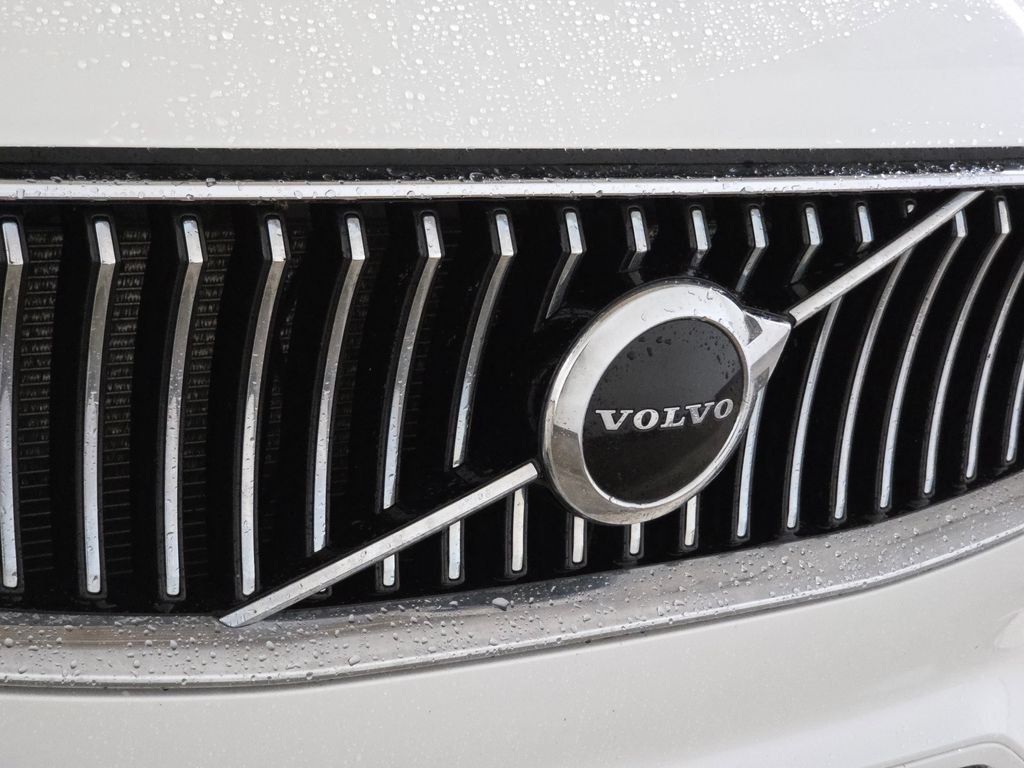 Used 2020 White Volvo T6 Momentum image 12