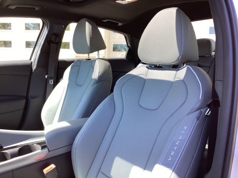2025 Hyundai Elantra Limited - Photo 26