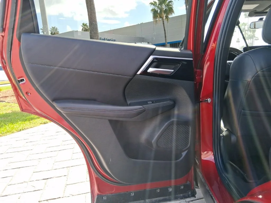Used 2024  Mitsubishi SE image 17