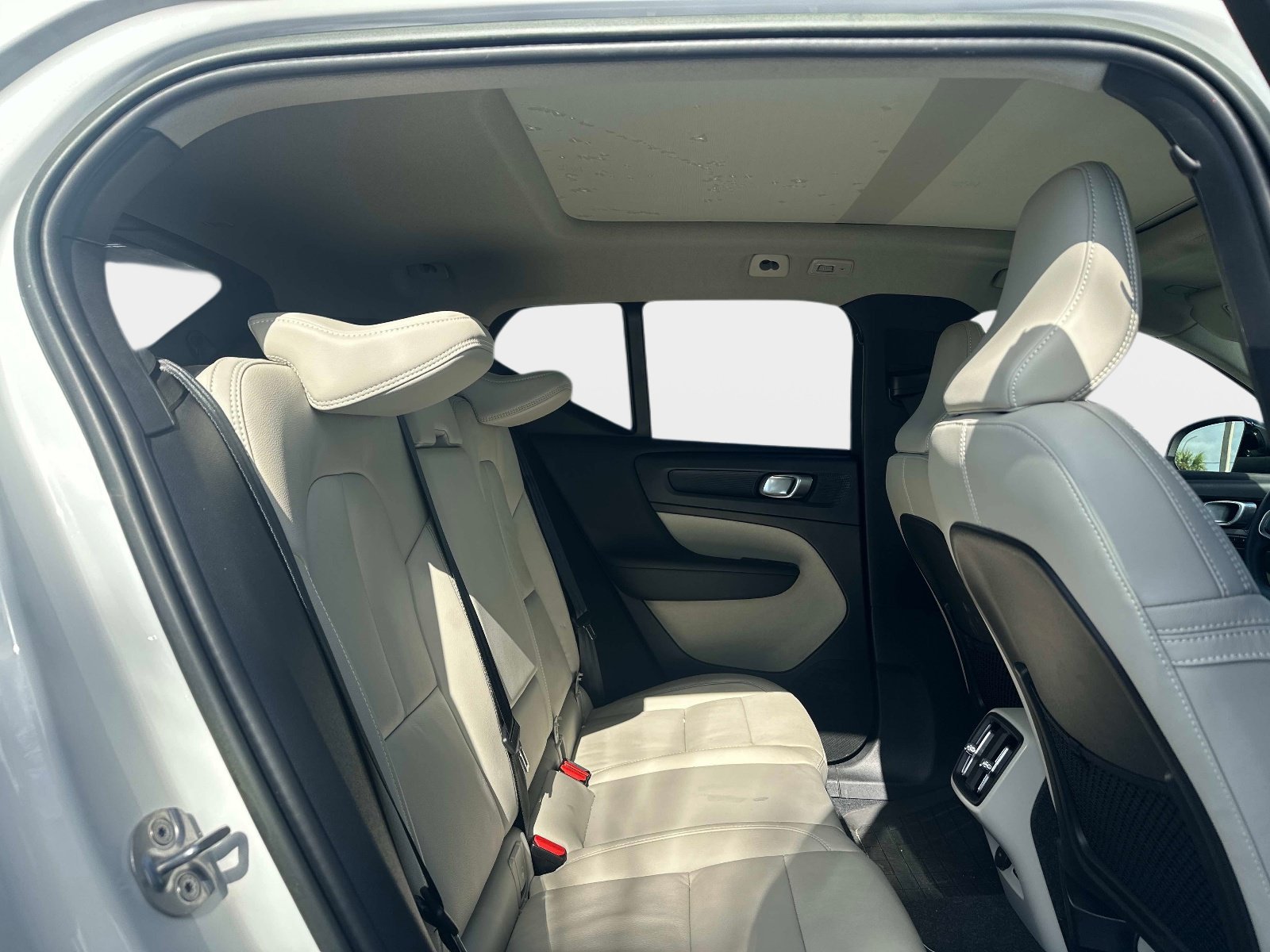 Used 2023 Crystal White Volvo Plus Dark Theme image 8