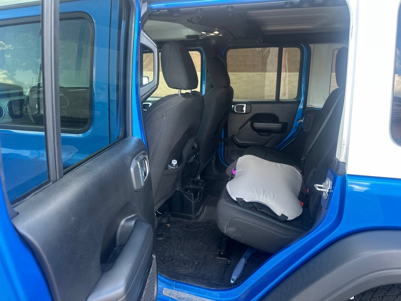 Used 2021 Hydro Blue Pearlcoat Jeep Unlimited Islander image 6