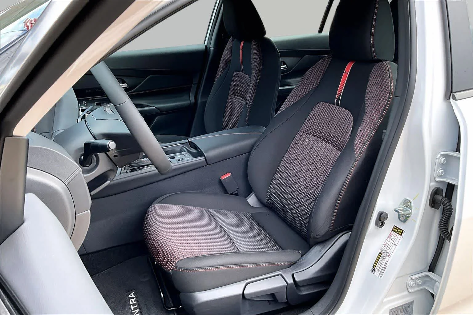 New 2026 Aspen White TriCoat / Super Black Two-tone Nissan SR image 9