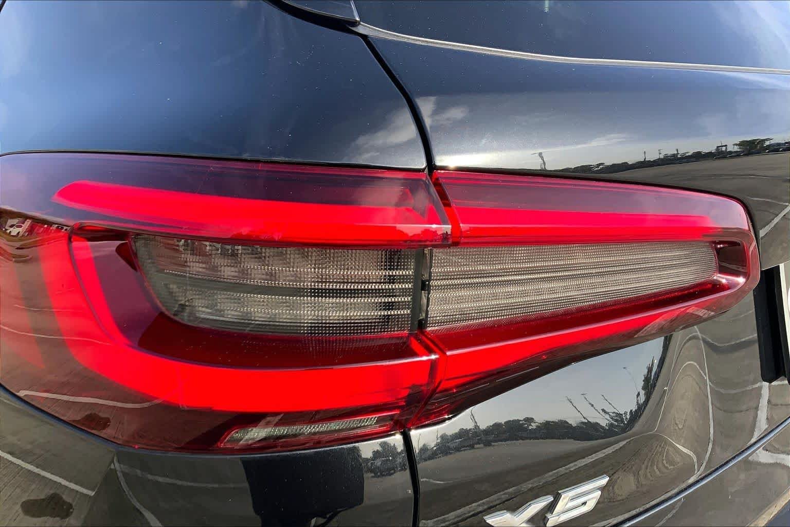 Used 2022 Black Sapphire Metallic BMW xDrive40i image 28