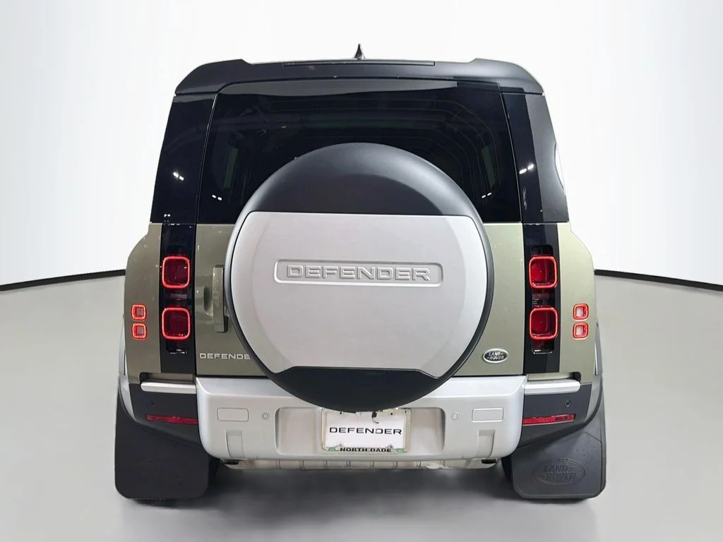 Used 2022 Green Land Rover S image 6