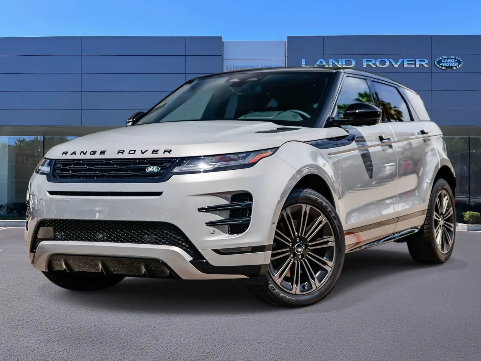 2026 Land Rover Range Rover Evoque Dynamic SE's photo