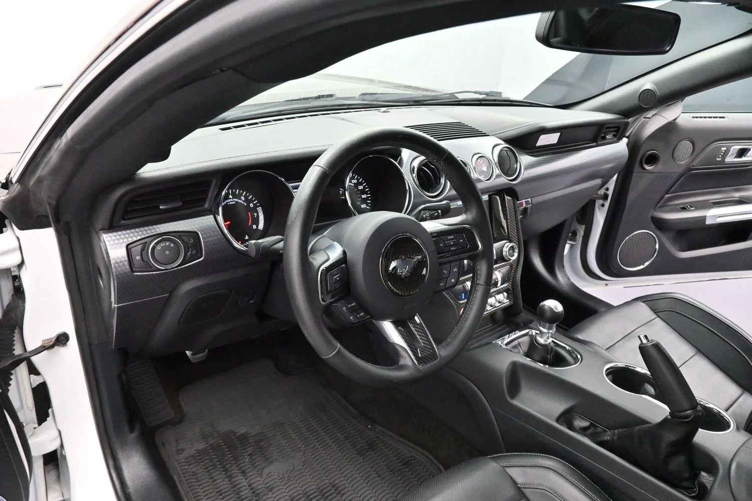 Used 2015 Oxford White Ford GT Premium image 13