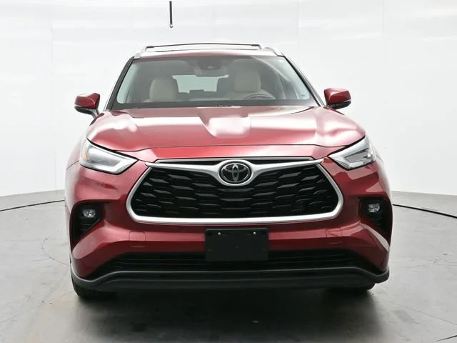 Used 2022 Ruby Flare Pearl Toyota XLE image 2
