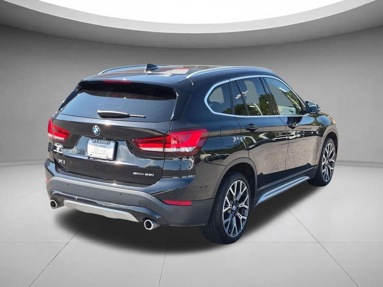 Used 2020 Black Sapphire Metallic BMW sDrive28i image 5