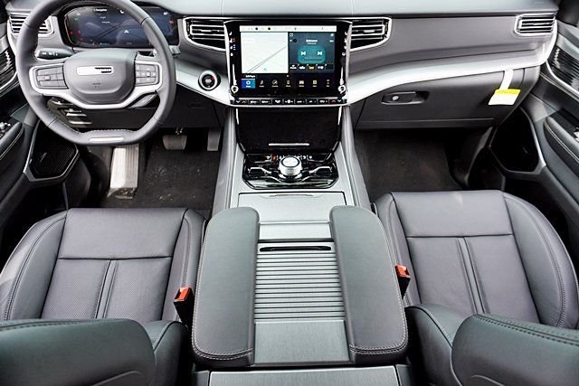 New 2026 Bright White Clear-Coat Exterior Paint Jeep Limited Reserve image 28