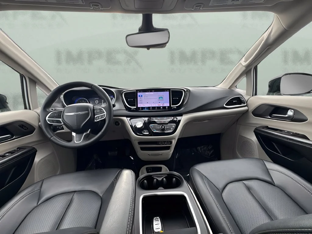 Used 2024 Silver Chrysler Touring L image 13