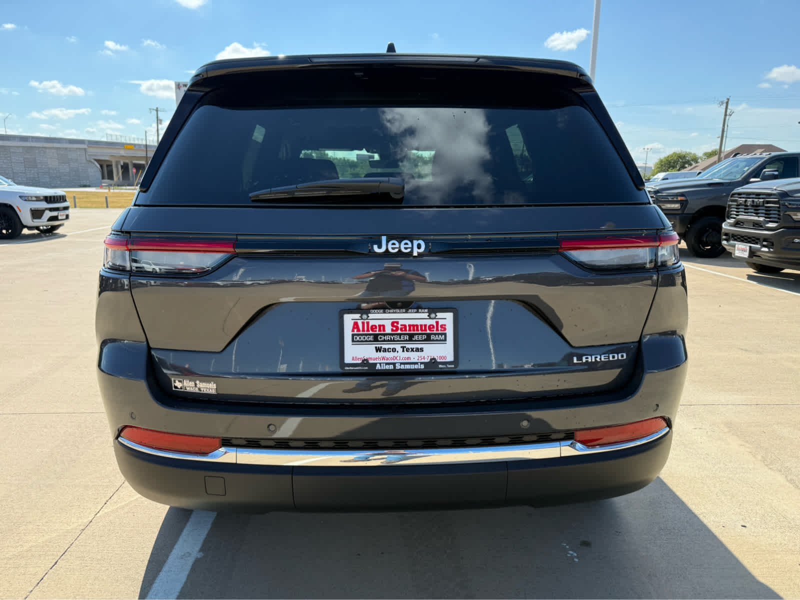 New 2026 Baltic Gray Metallic Clear-Coat Exterior Paint Jeep Laredo X image 7
