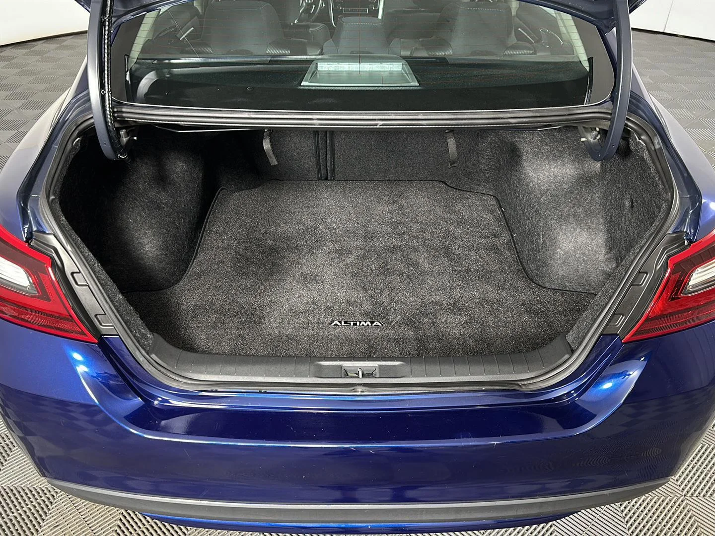 Used 2018 Deep Blue Pearl Nissan 2.5 SR image 7