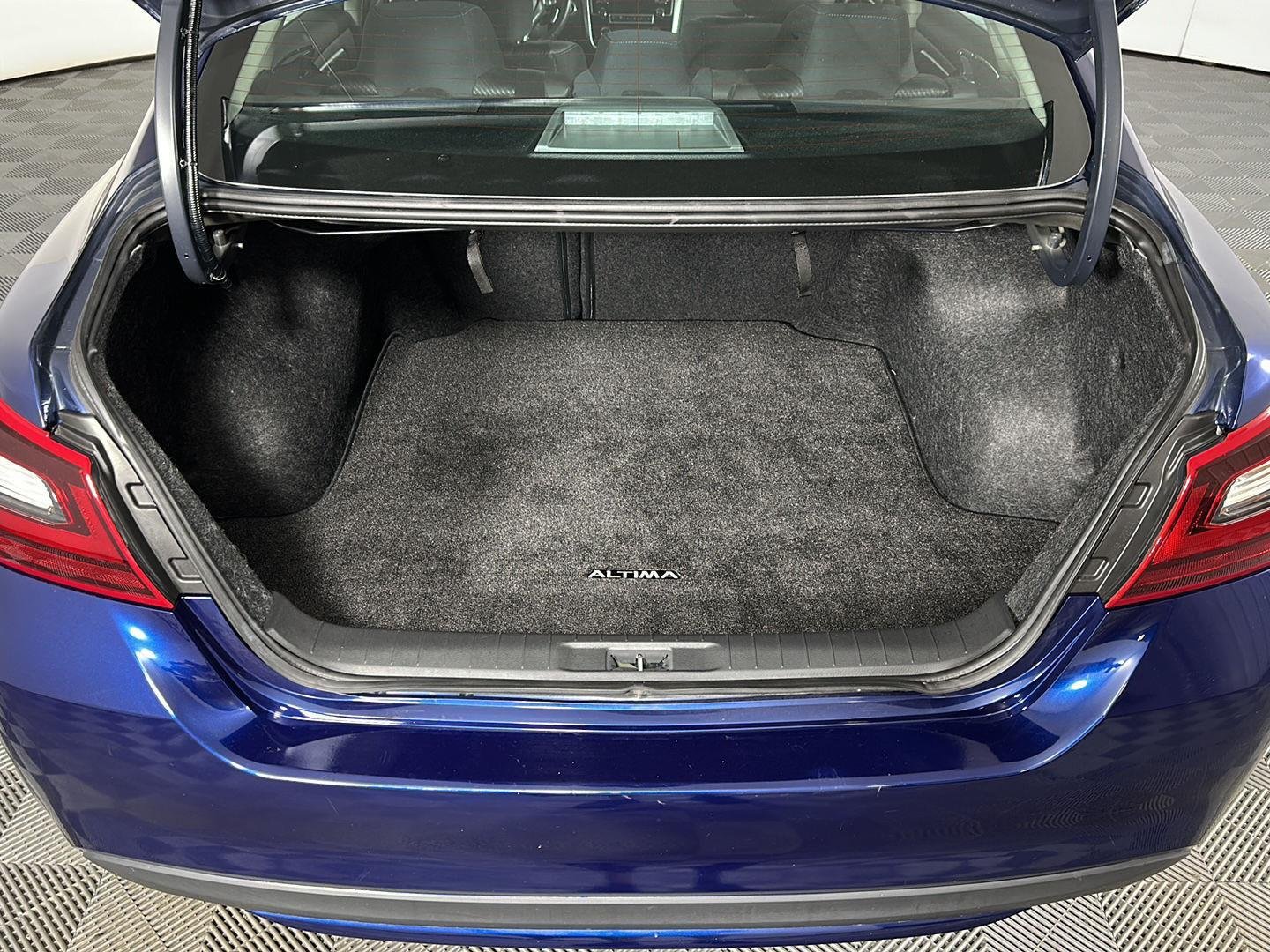 Used 2018 Deep Blue Pearl Nissan 2.5 SR image 7