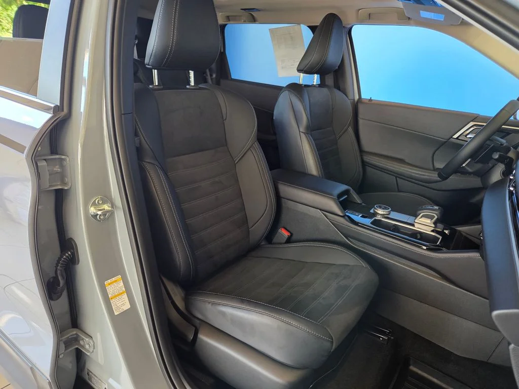 Used 2026 Moonstone Gray Metallic/Black Roof Mitsubishi LE image 27
